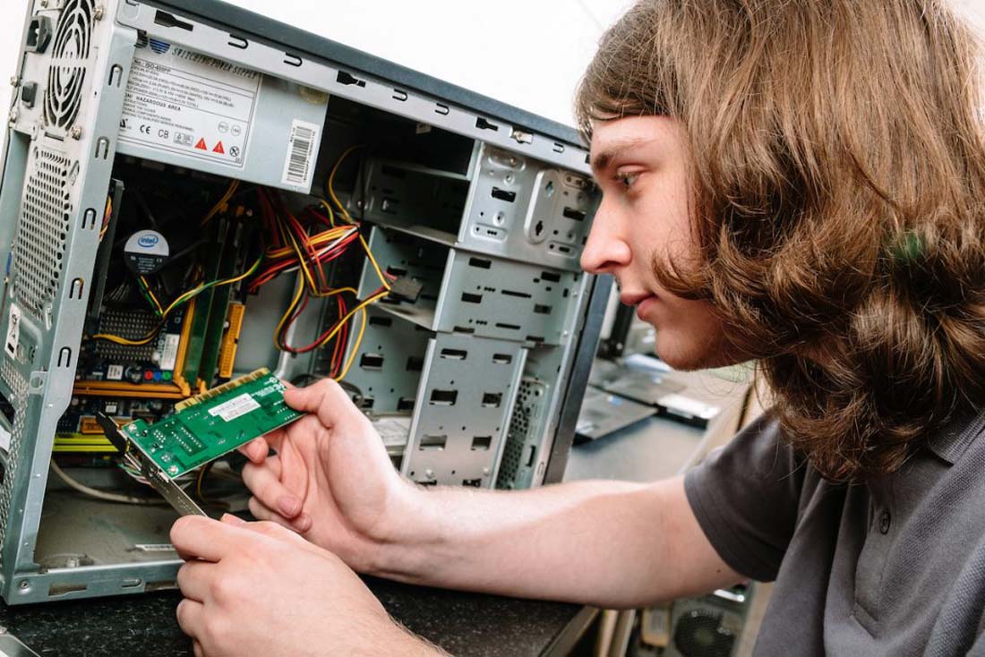 Мастер по ремонту компьютеров в Мурманске